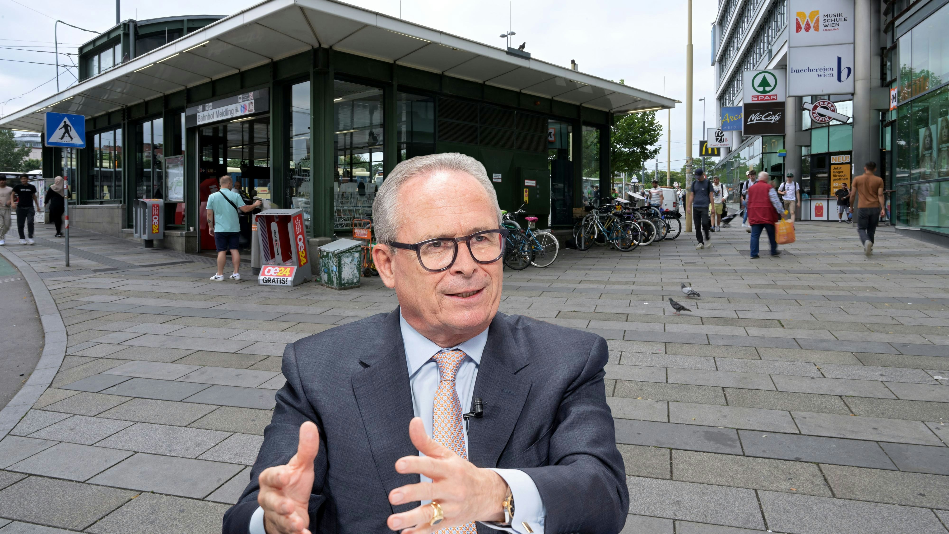 VP-Wien Chef Karl Mahrer fordert am Vorplatz des Bahnhof Meidling eine Videoüberwachung.