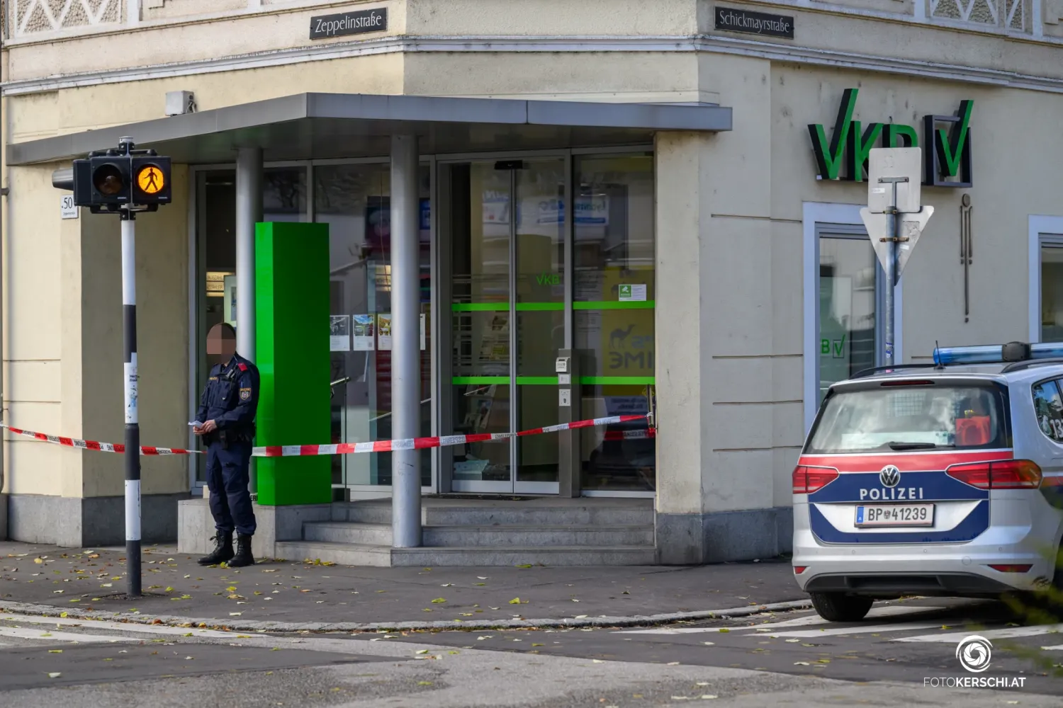 Die Bankfiliale in der Zeppelinstraße wurde am Mittwoch überfallen.