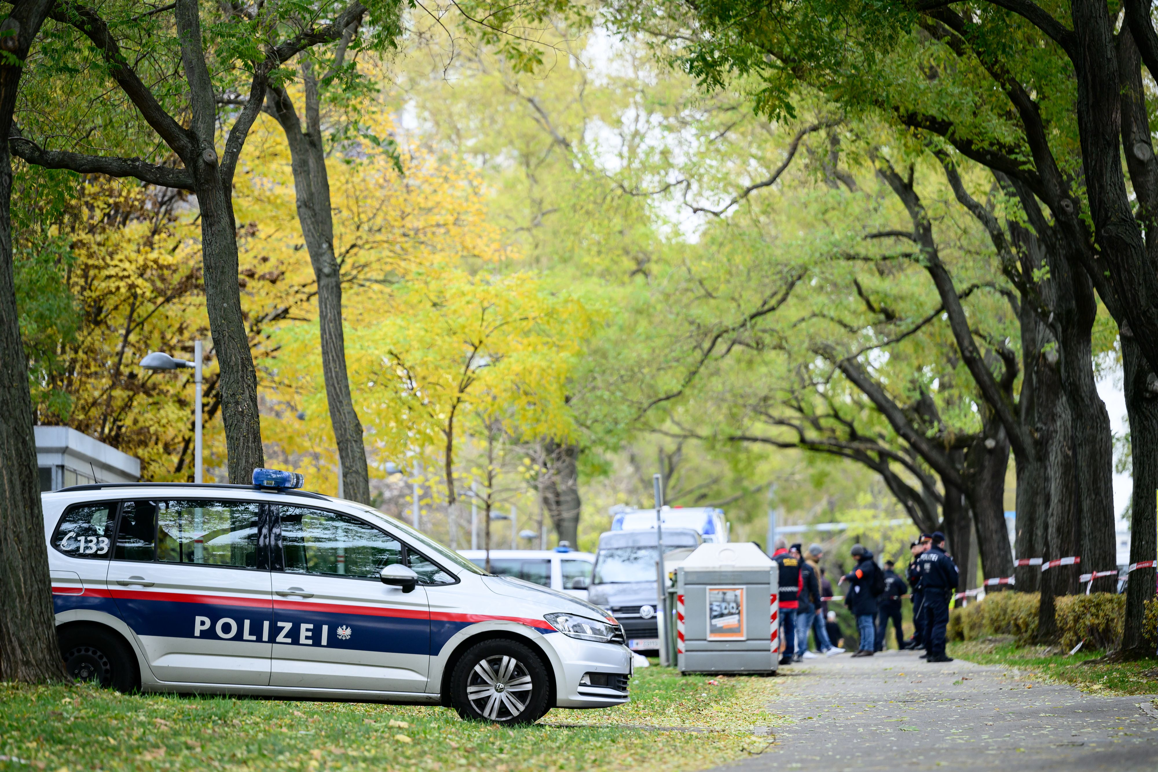 Einsatzkräfte der Polizei am Fundort des toten Babys am Freitag, 22. November 2024.