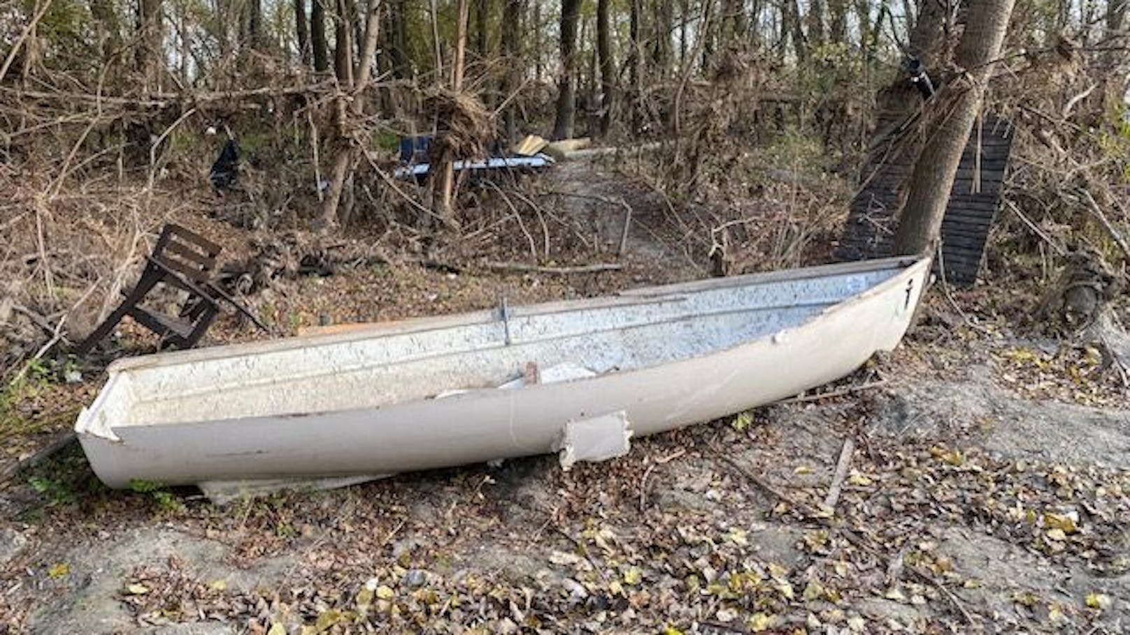 Das Hochwasser spülte Unmengen Müll ans Ufer der Pionierinsel in Klosterneuburg. Auch Wochen nach der Naturkatastrophe ist das Ufer noch gesäumt von Schrott und Plastik.