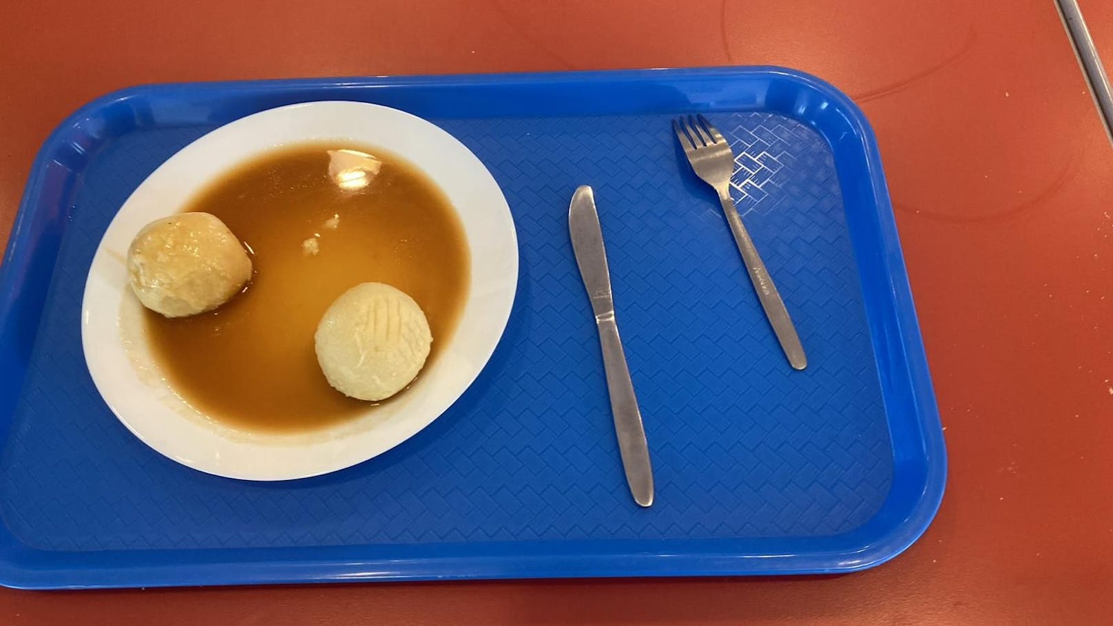 Diese Knödel ohne Beilage werden um 5,50 Euro in einem Gymnasium in Wien zu Mittag serviert.