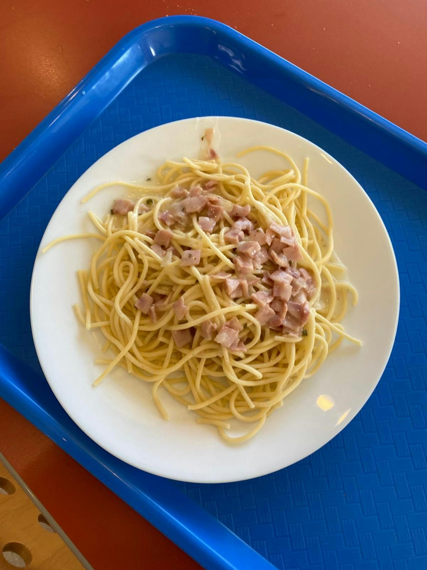 Es gibt oft Pasta-Gerichte, wie diese wenig appetitlichen Wurst-Nudeln.