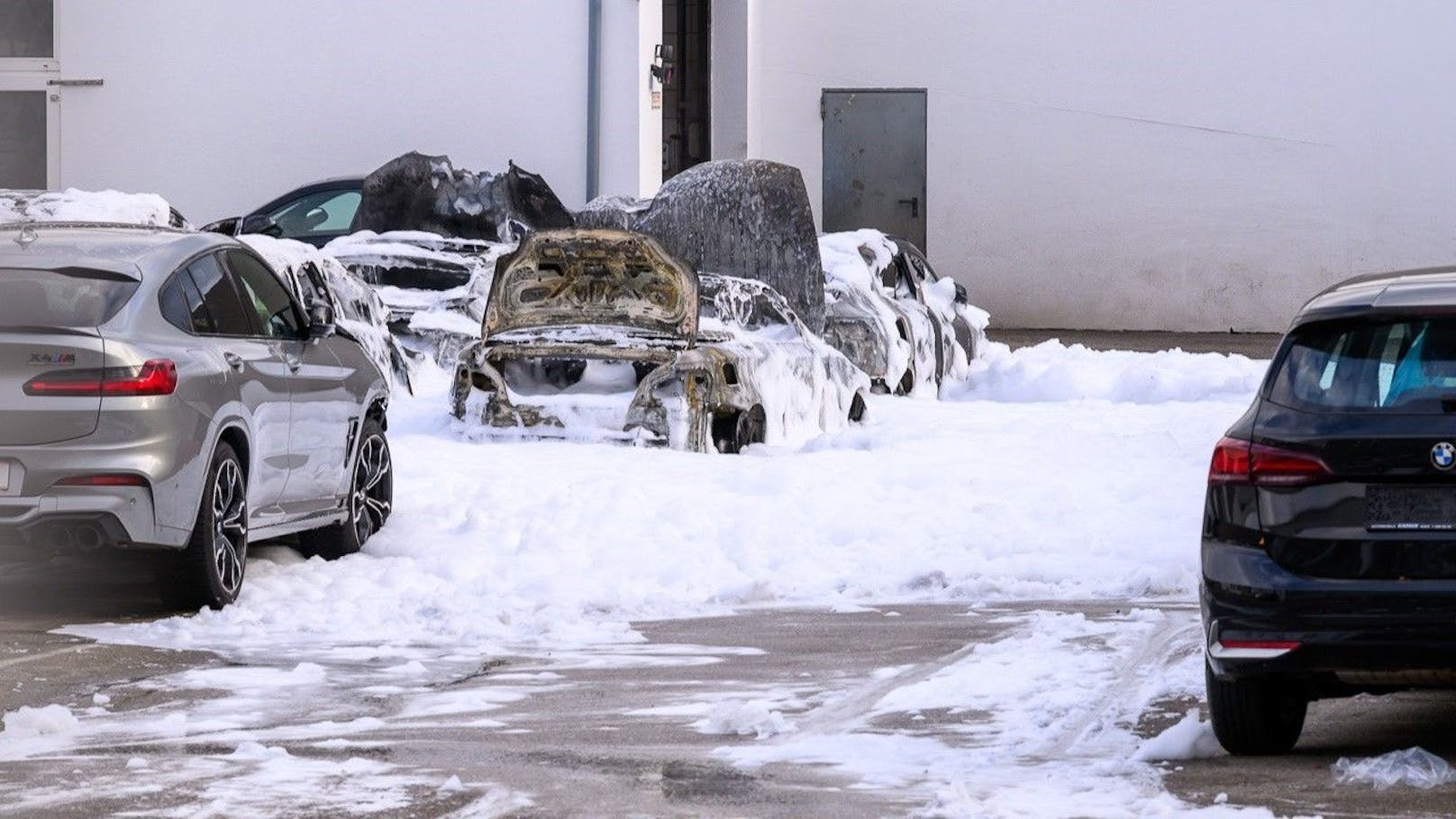 Sechs BMWs brennen in Wiener Autohaus komplett aus