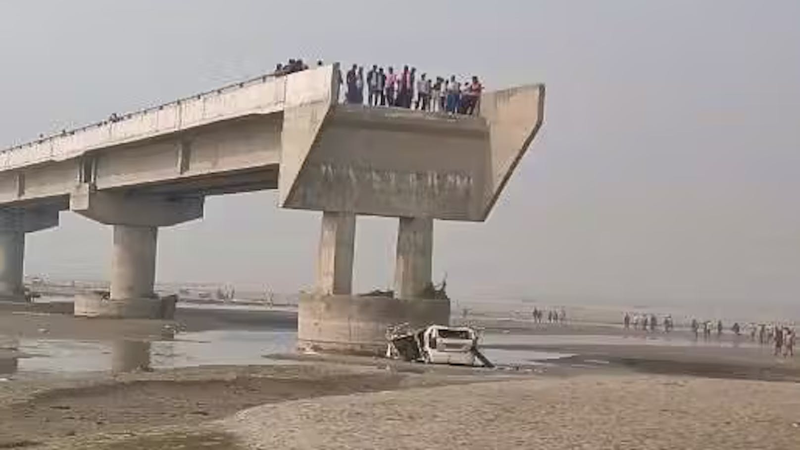 In Indien ist ein Auto mit drei Personen an Bord knapp acht Meter tief von einer Brücke gestürzt.