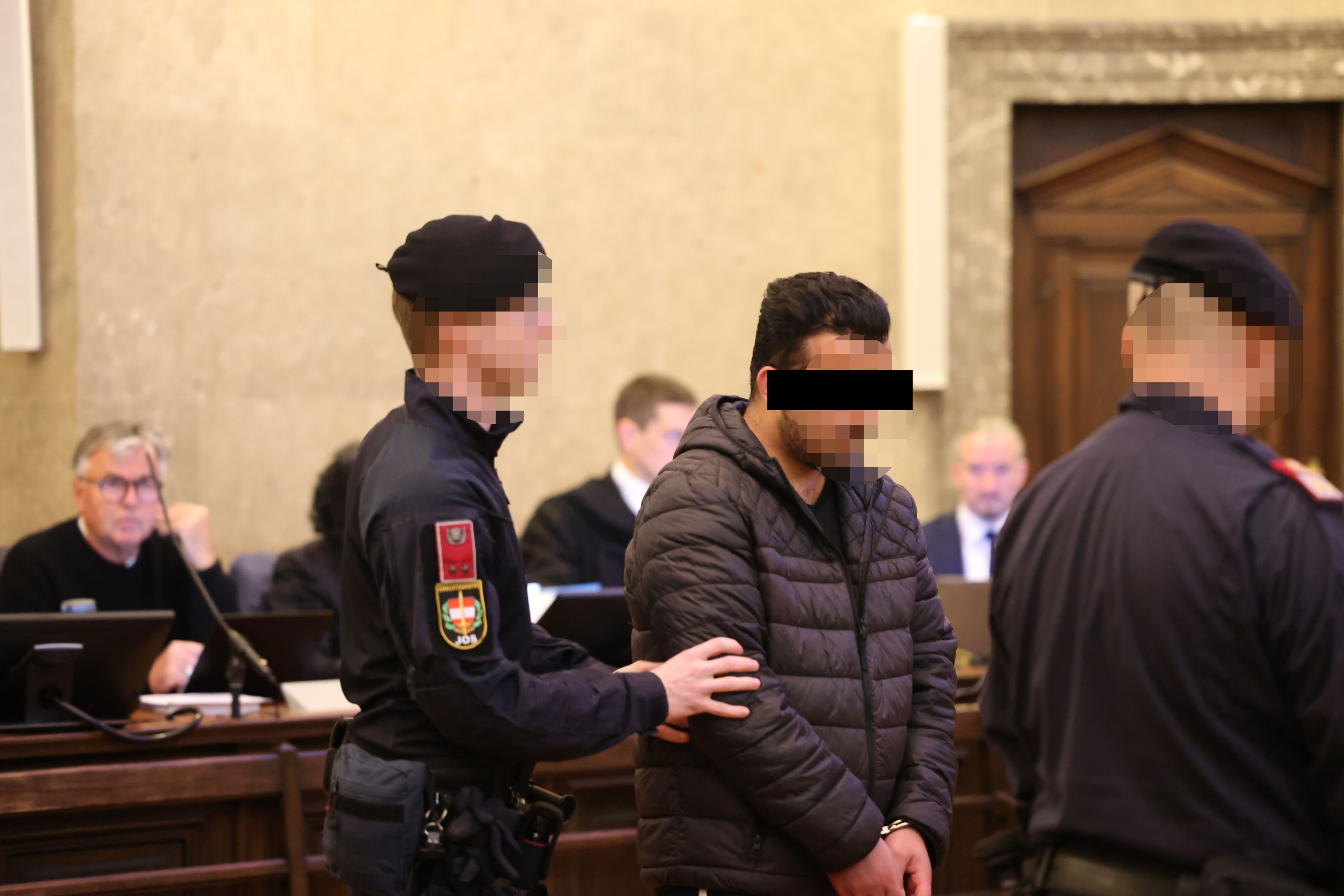 Hier wird der mutmaßliche Killer in den Gerichtssaal geführt.