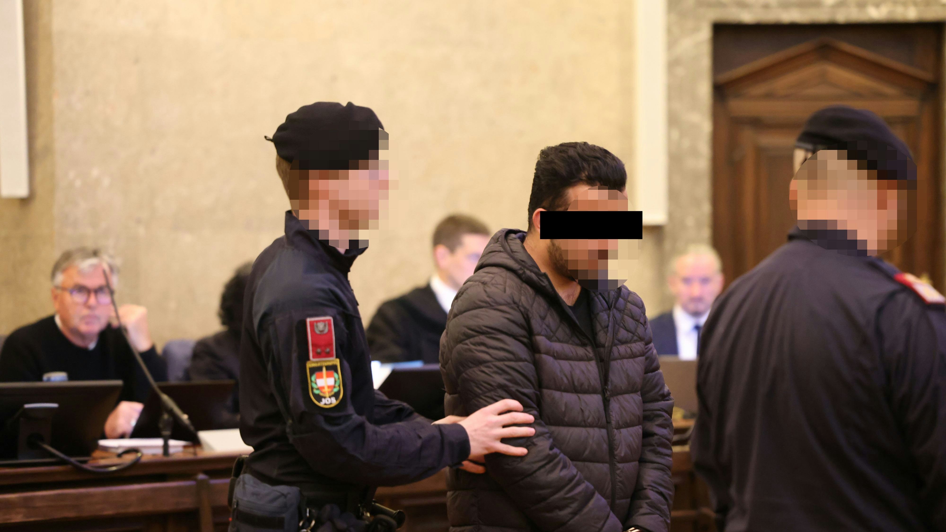 Hier wird der mutmaßliche Killer in den Gerichtssaal geführt.