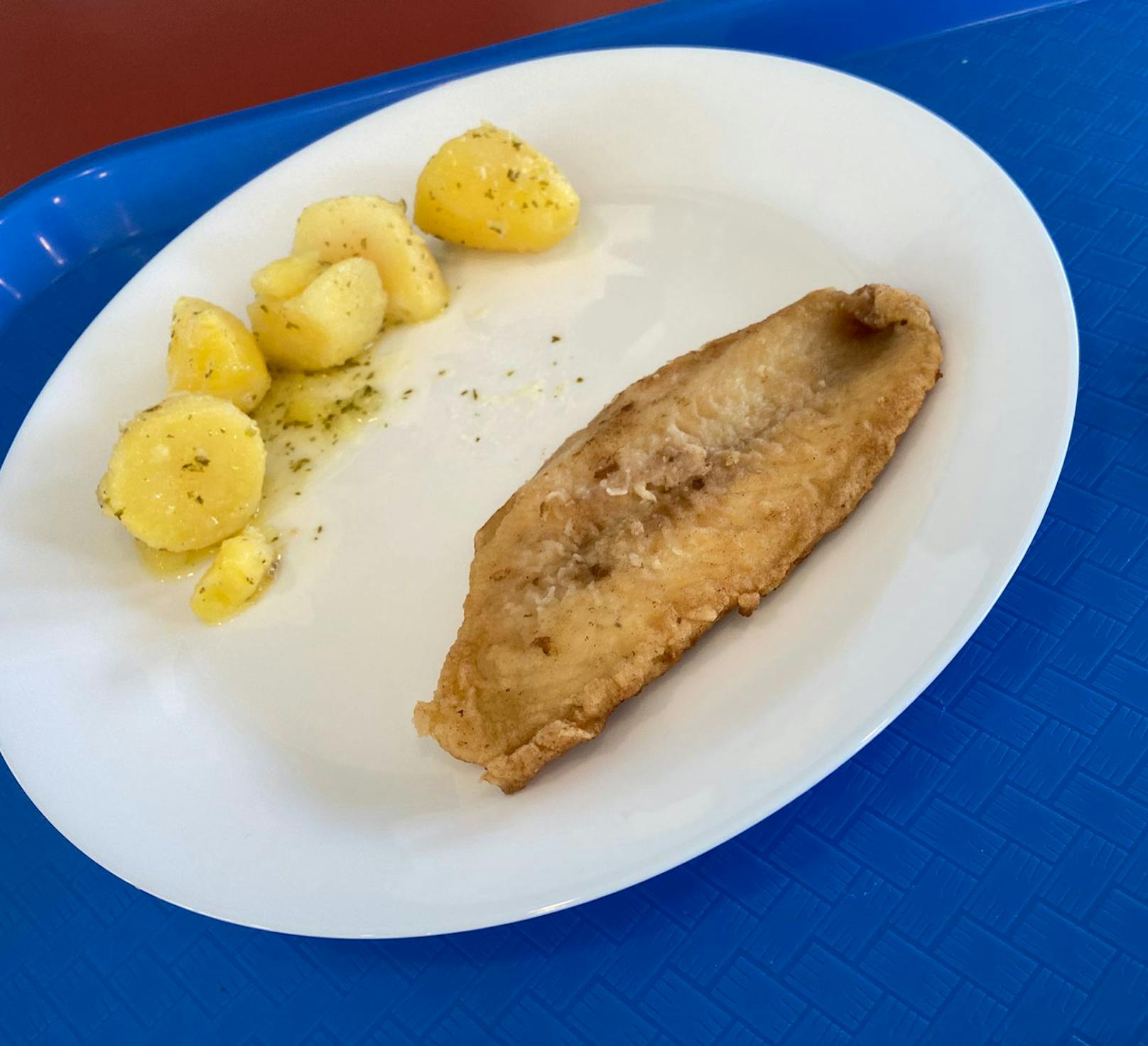 Auch der Fisch mit Kartoffeln gewinnt keinen Preis.