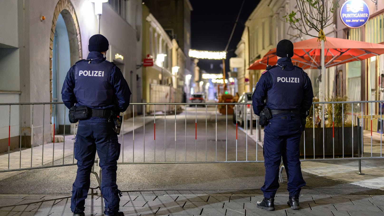 Ein Großeinsatz der Polizei ist am Montagabend in der Innenstadt von Wiener Neustadt am Laufen gewesen.