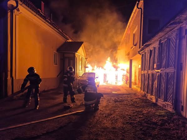 Der überdachte Abstellplatz ist zur Gänze abgebrannt.