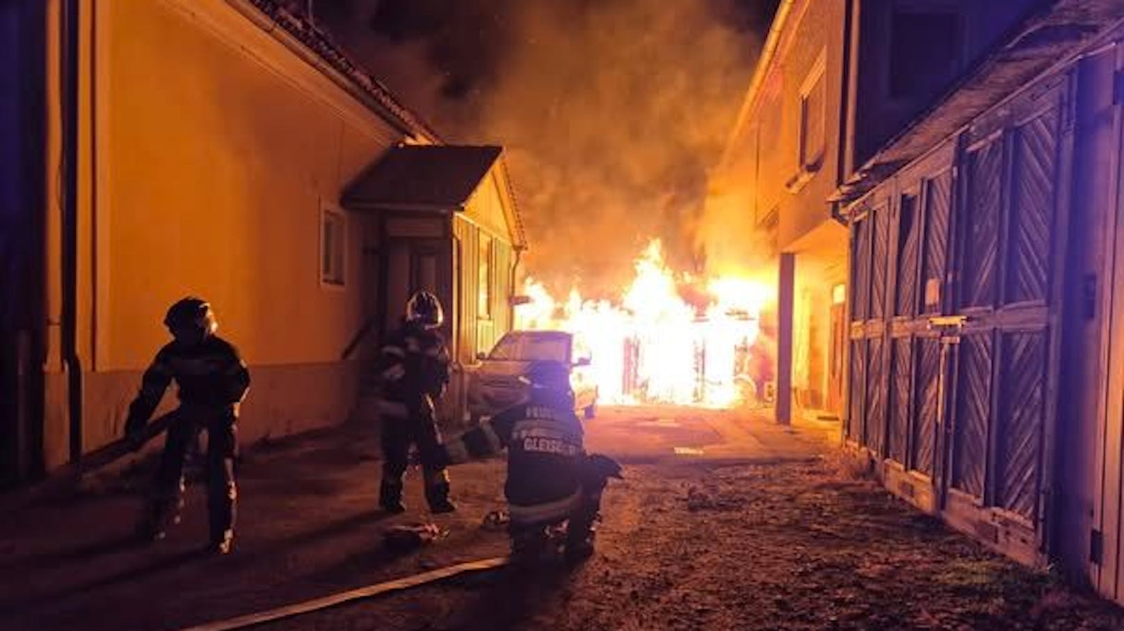 Notfall mitten in der Nacht! Frau aus Flammen gerettet