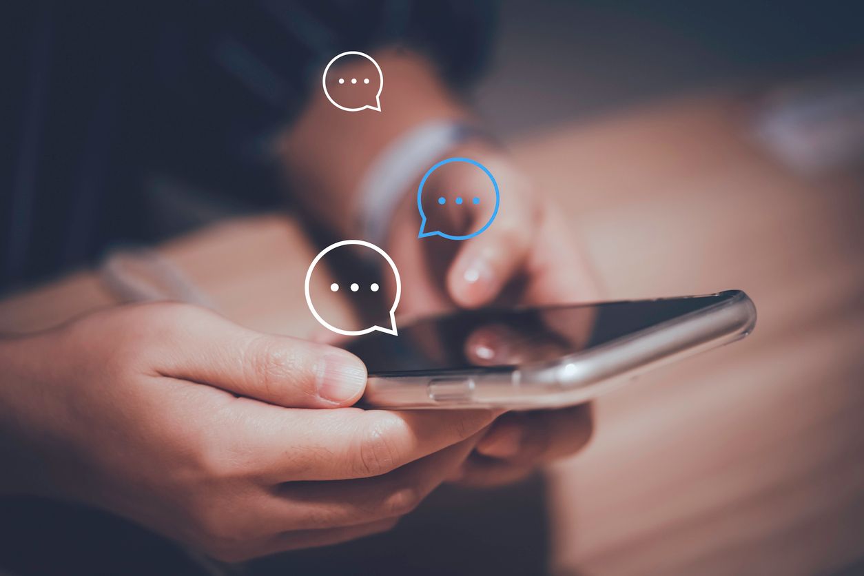 Weil in der digitalen Kommunikation viel nonverbale Information verloren geht, kann es vermehrt zu Missverständnissen kommen.