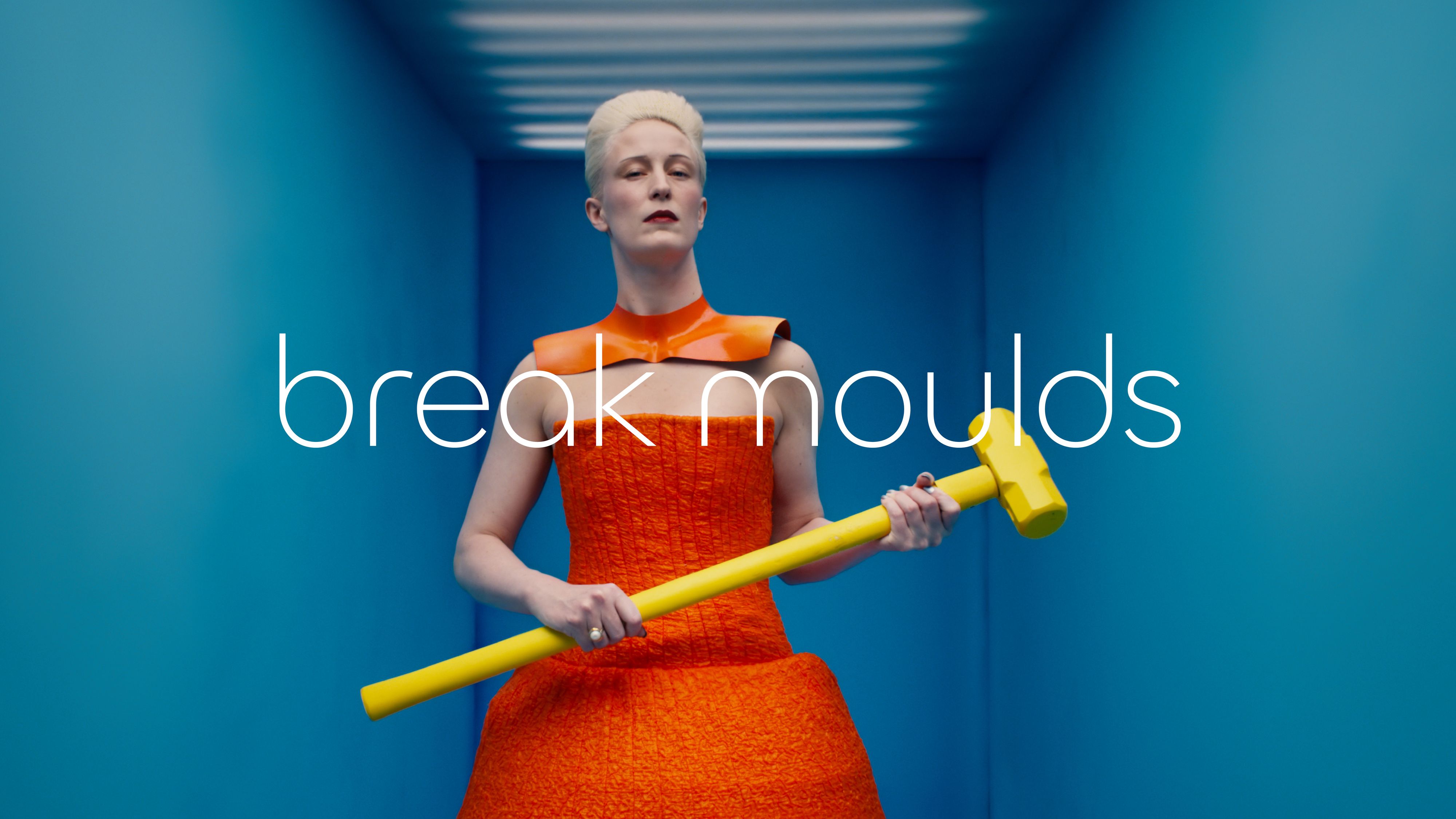 Eine Szene aus dem Jaguar-Video: "Break Moulds" – "zerbrich Formen"