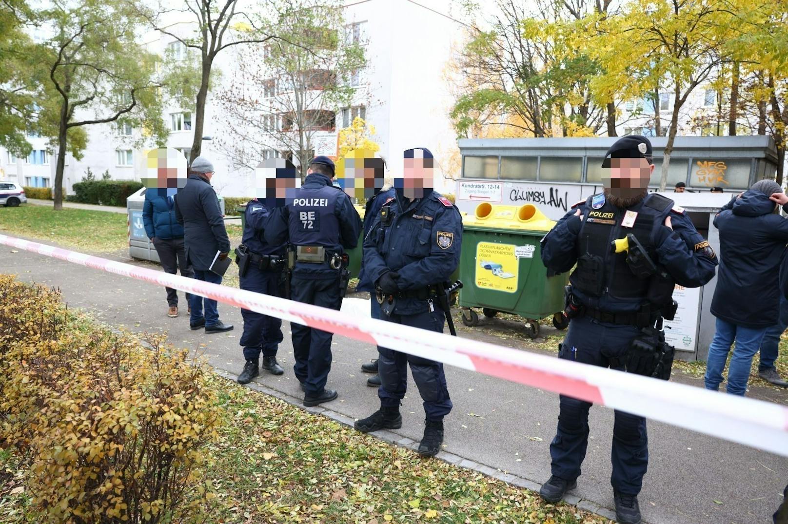 Hier bei diesen Mülltonnen soll das tote Baby gefunden worden sein.