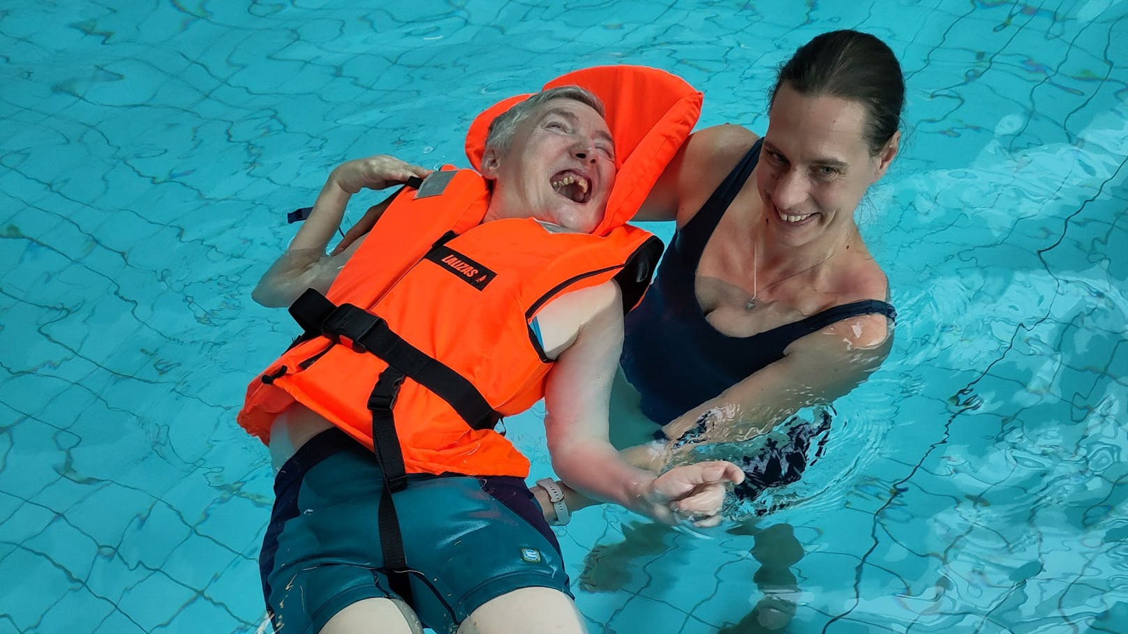 Silvia konnte zum ersten Mal in der Therme schwimmen