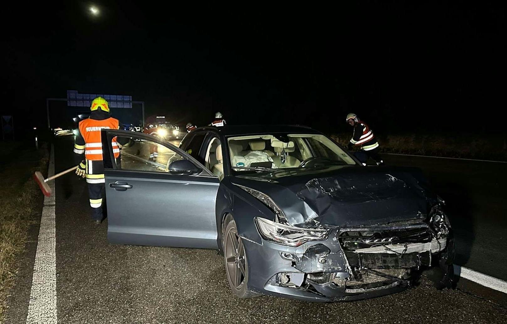 Bei dem Unfall wurden zwei Personen in einem der beteiligten Fahrzeuge eingeklemmt. Die Feuerwehren befreiten die Verletzten mithilfe eines hydraulischen Rettungssatzes.