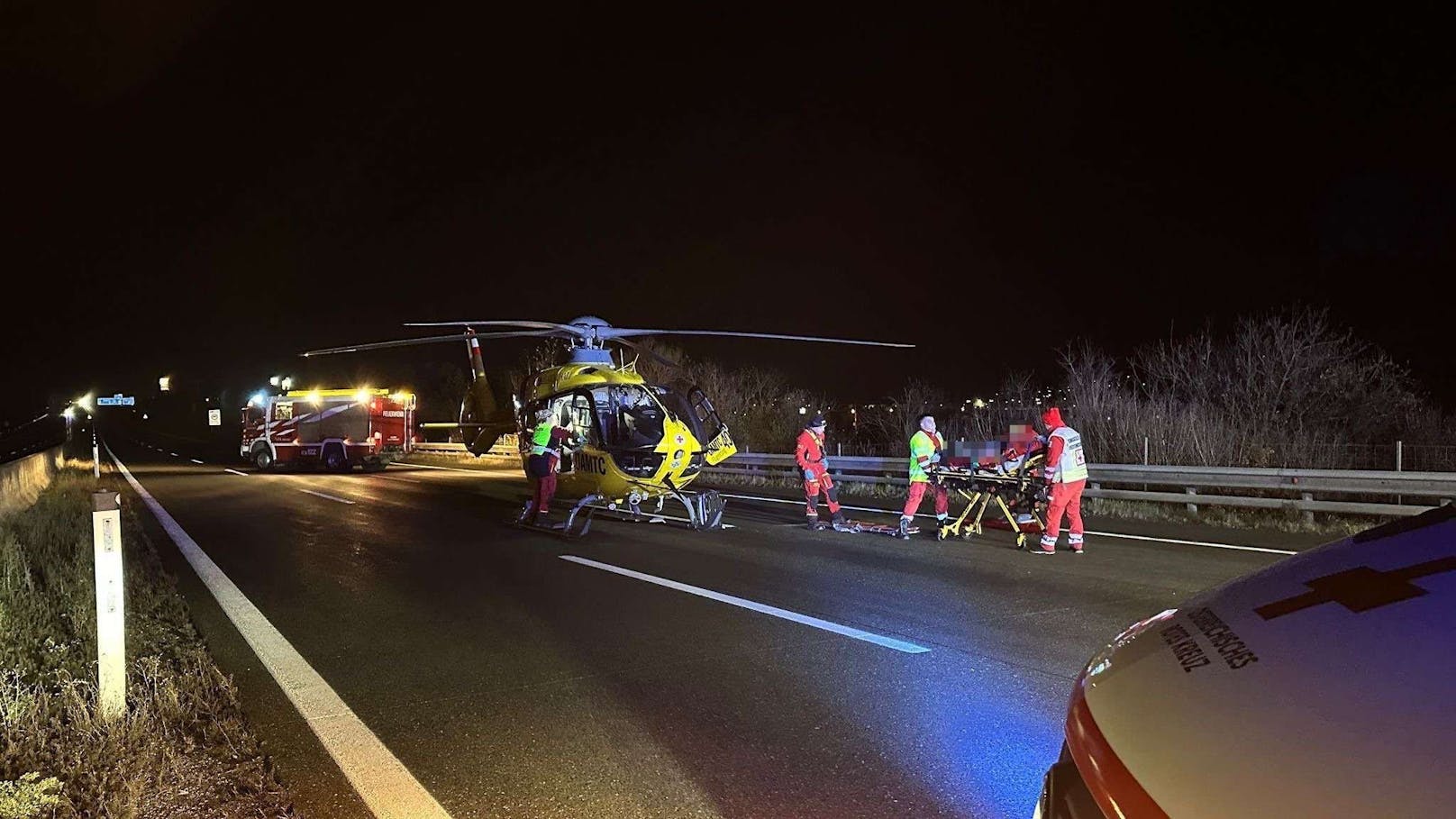 Eine weitere Person wurde mit dem Notarzthubschrauber in ein Krankenhaus geflogen. Nach Abschluss der Rettungsarbeiten übernahmen die Feuerwehren die Fahrzeugbergung.