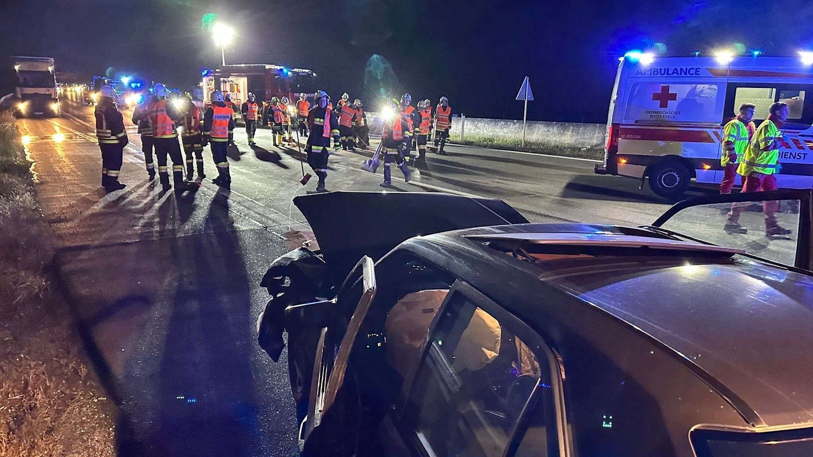 Aufgrund der Landung des Notarzthubschraubers war die Autobahn vollständig gesperrt, was einen kilometerlangen Rückstau verursachte.