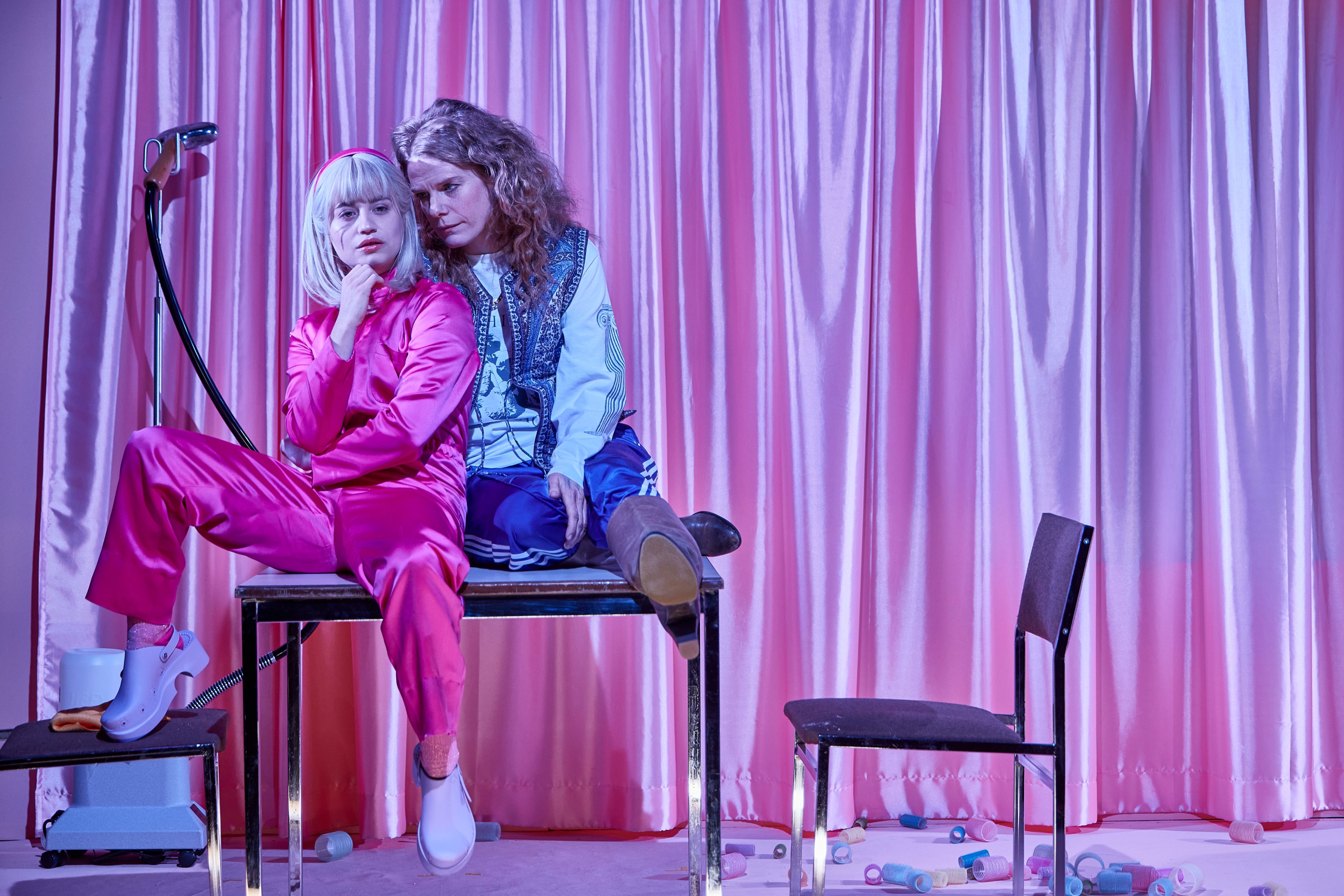 Der humanoide Roboter Rosie (Fabia Matuschek) soll die Familienidylle retten.