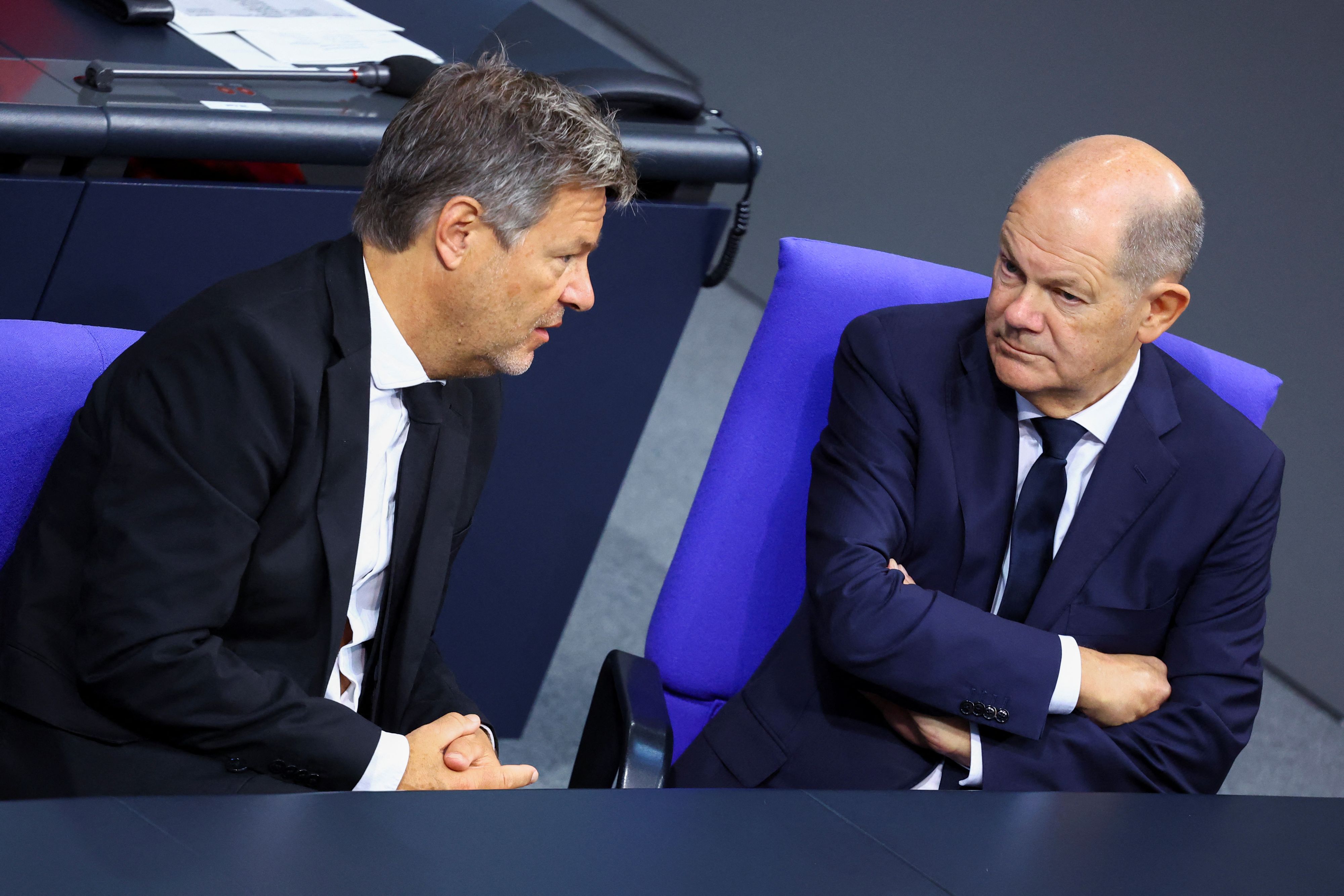 Nachdem die Grünen schon Robert Habeck zum Spitzenkandidaten gekürt hatten, folgte nun die SPD, die dem amtierenden Bundeskanzler Olaf Scholz das Vertrauen ausspricht. 