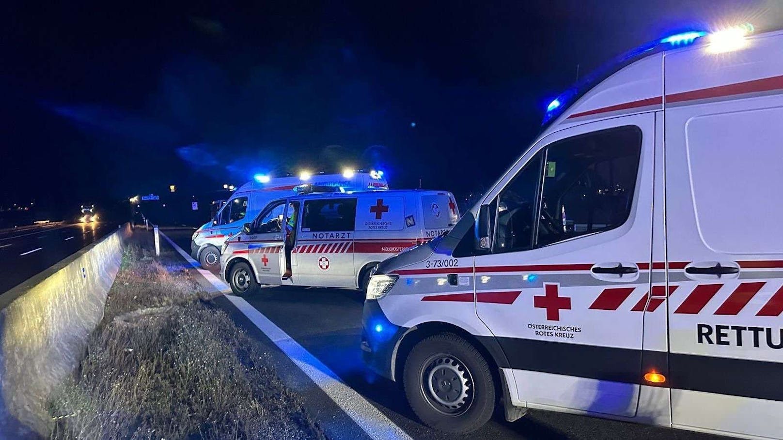 Zwei Personen, darunter ein Schwerverletzter, wurden bodengebunden in umliegende Kliniken transportiert.