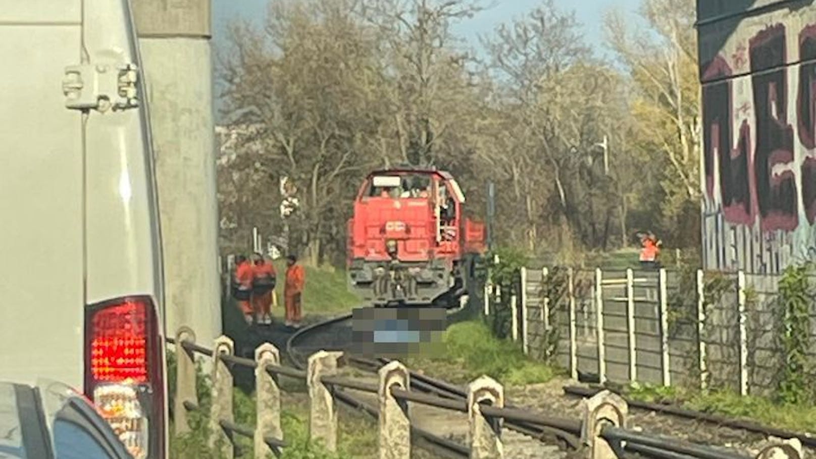 Fataler Crash! Radlerin fährt bei Gleisen in den Tod