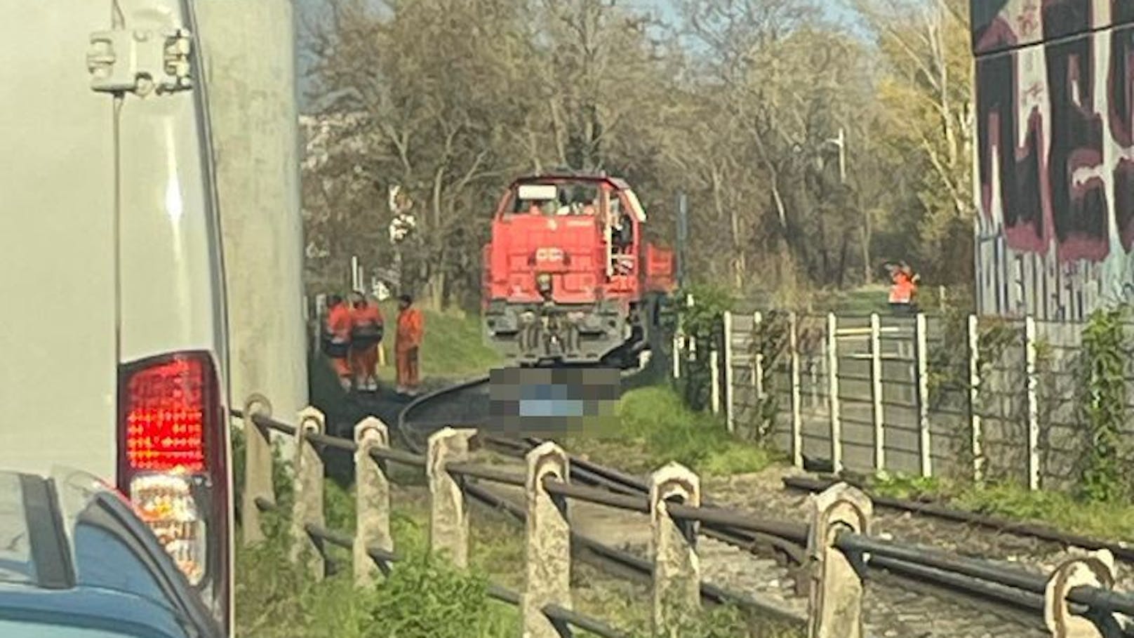 Fataler Crash! Radlerin fährt bei Gleisen in den Tod