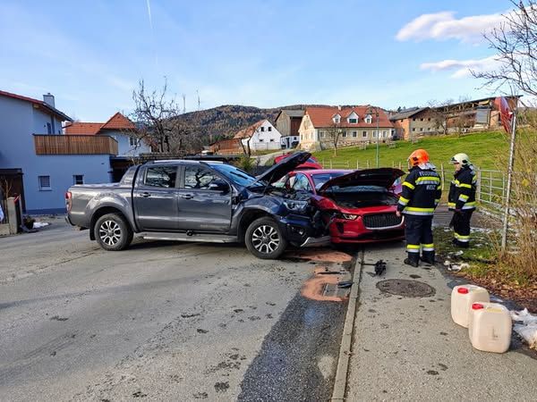Die Freiwillige Feuerwehr Weiz räumte die Unfallstelle.