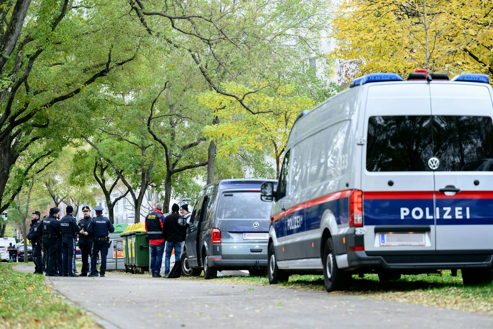 Einsatzkräfte der Polizei am Fundort des toten Babys am Freitag, 22. November 2024.