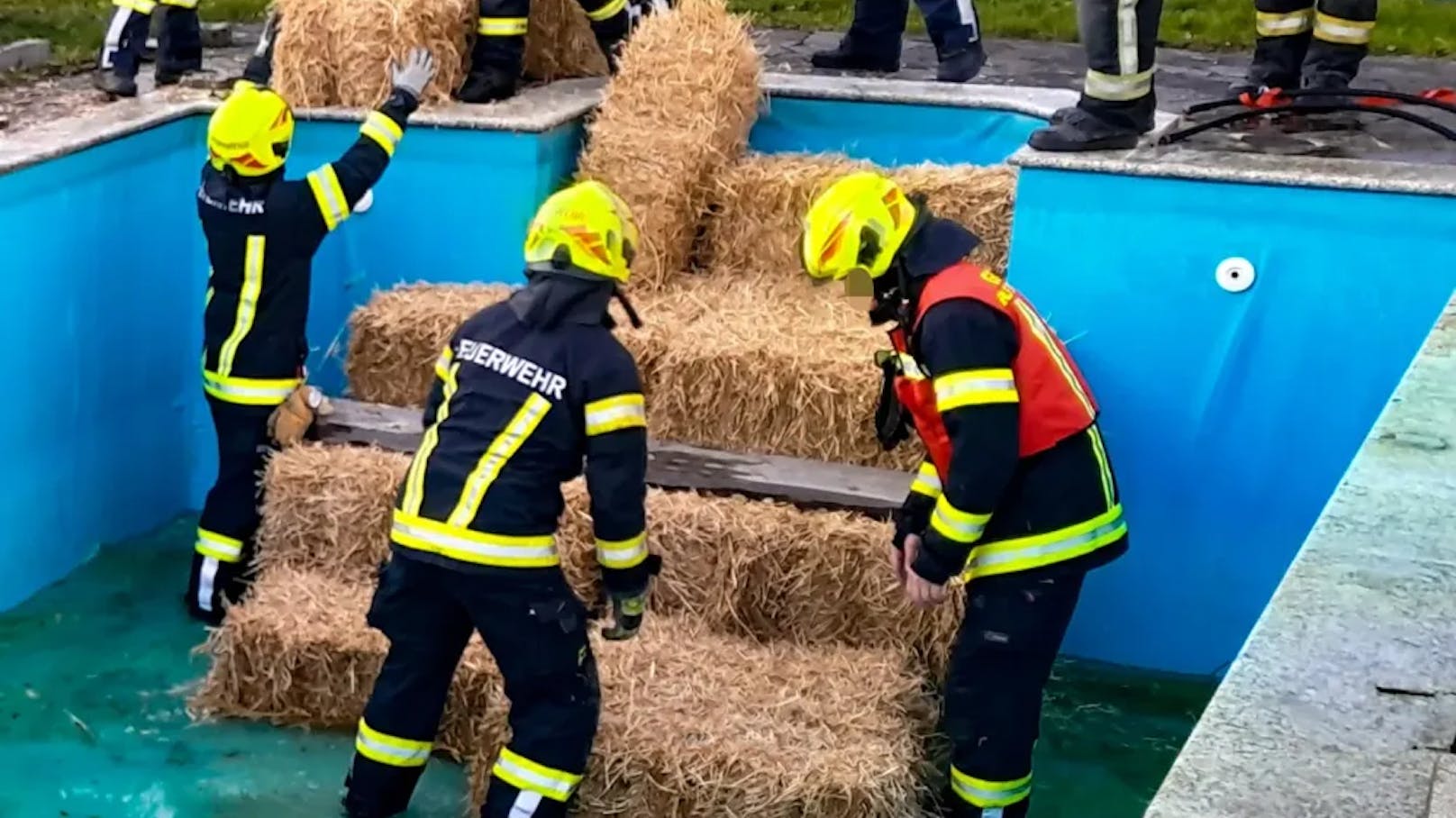 Die gewieften Feuerwehrler bauten eine Stiege aus Stroh.