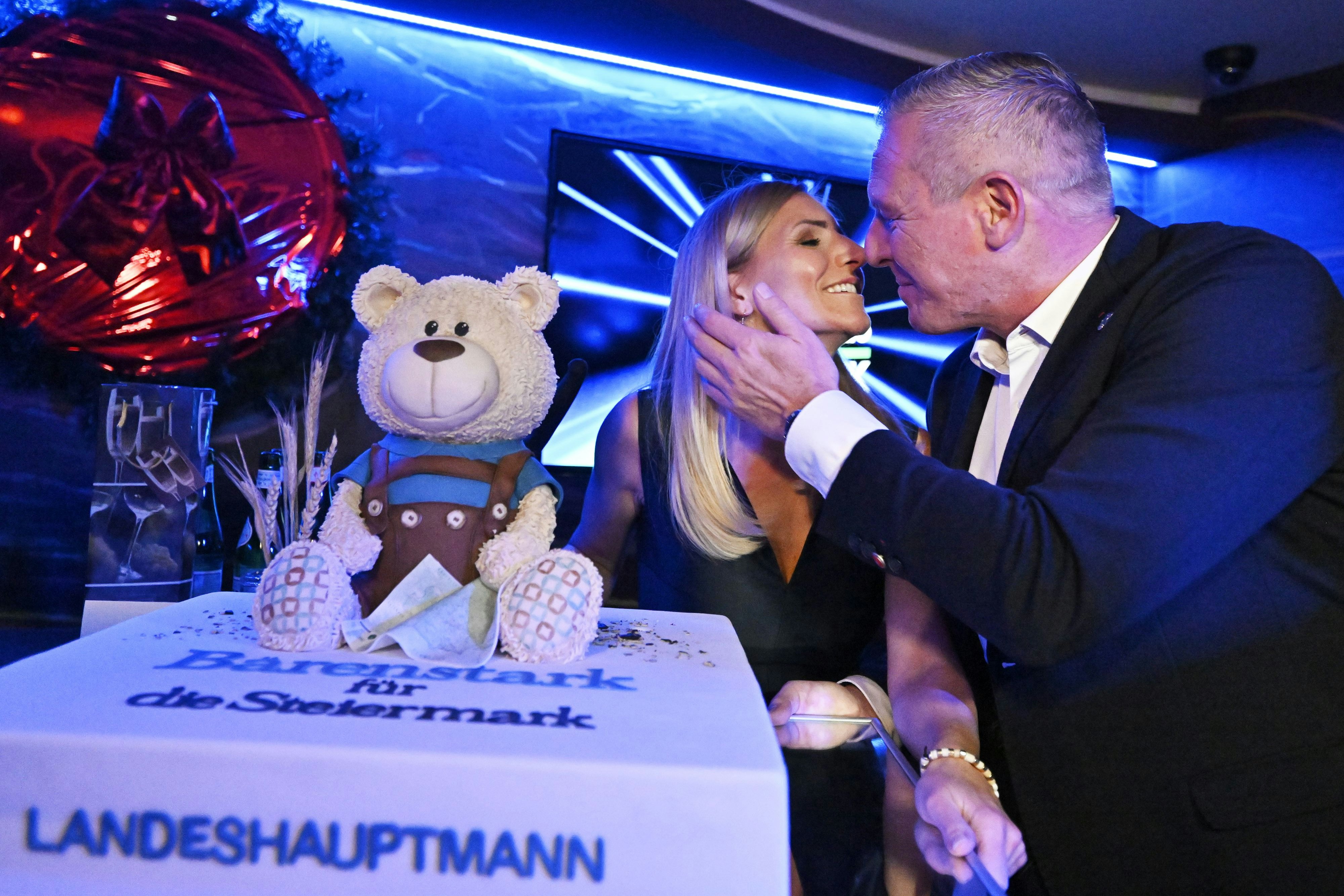 Ah, das ist der Kuchen, von dem Kanzler Nehammer immer spricht: FPÖ-Spitzenkandidat Mario Kunasek mit Ehefrau Sabrina auf der FPÖ-Wahlfeier