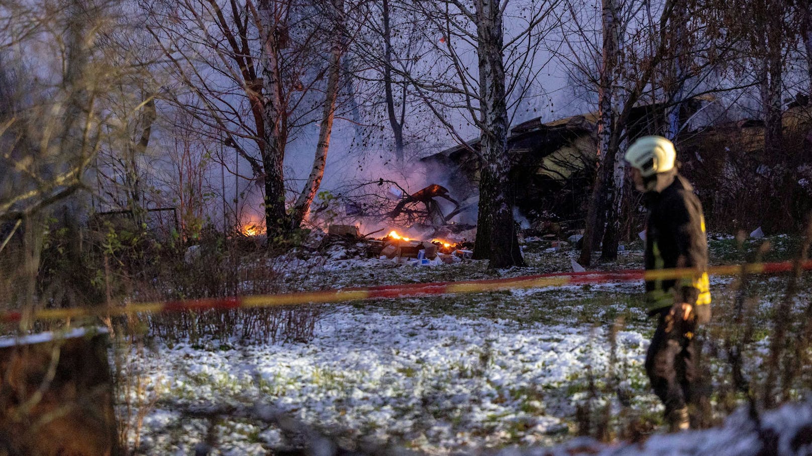 Ein Mitglied der Rettungskräfte neben dem Wrack des abgestürztem DHL-Flugzeuges.