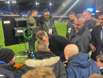 Roy Keane knöpft sich einen Fan vor.