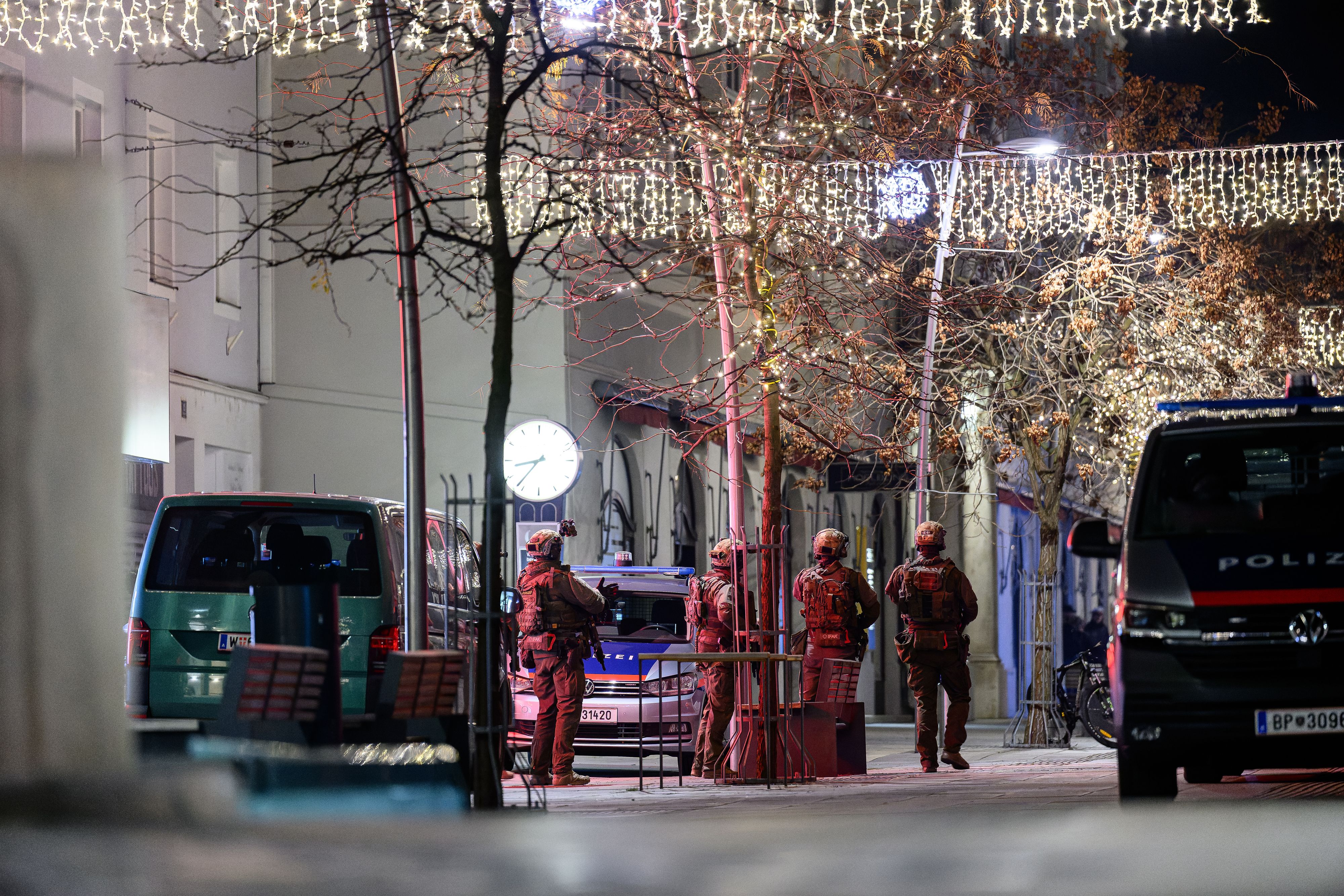 Wegen einer Drogenrazzia wurden am Montagabend in Wiener Neustadt Teile der Innenstadt gesperrt.