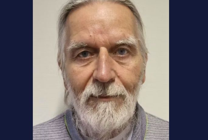 Die Polizei fand bisher keine Hinweise auf seine Identität. Den Angaben zufolge spricht der Mann Hochdeutsch mit einem leicht süddeutschen Einschlag, außerdem ist er Raucher.