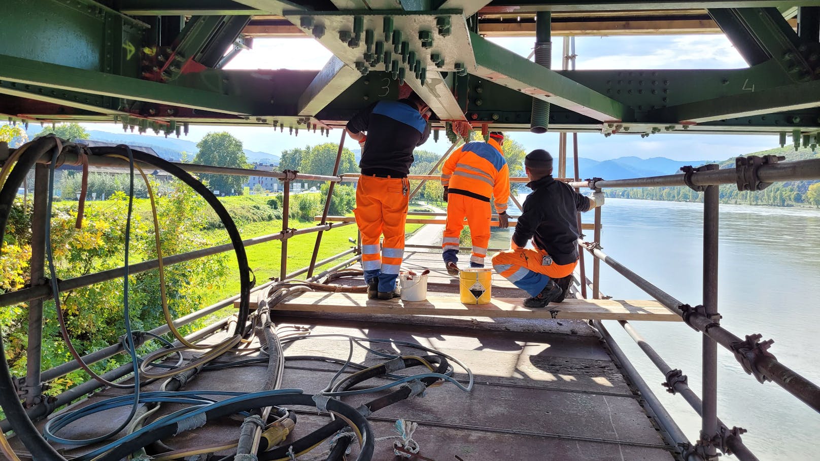 Arbeiten an der Donaubrücke Stein-Mautern