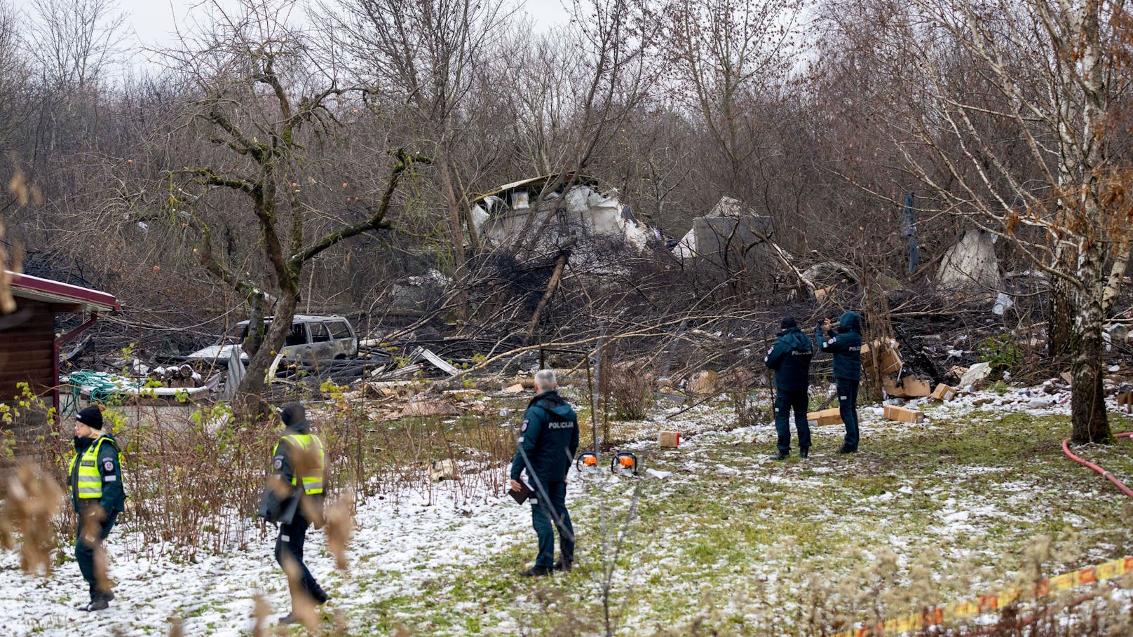 Litauische Rettungskräfte am Fundort des des abgestürztem DHL-Flugzeuges.