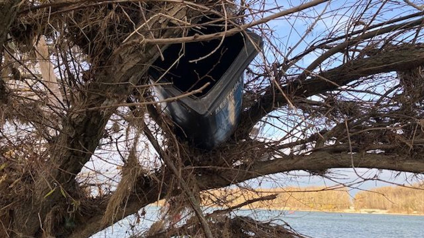 Das Hochwasser spülte Unmengen Müll ans Ufer der Pionierinsel in Klosterneuburg. Auch Wochen nach der Naturkatastrophe ist das Ufer noch gesäumt von Schrott und Plastik.