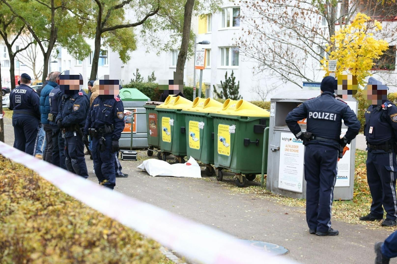 Hier bei diesen Mülltonnen soll das tote Baby gefunden worden sein.