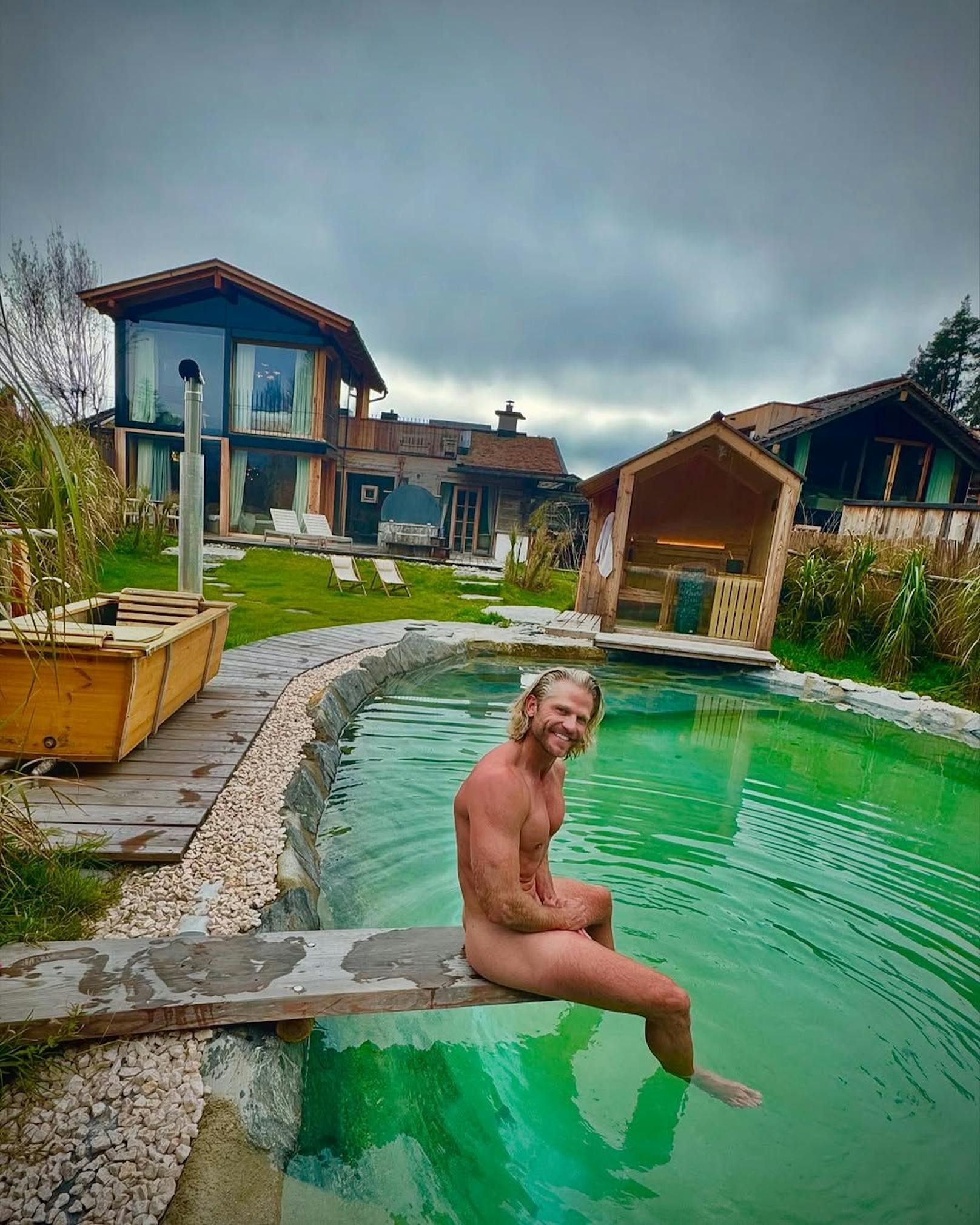 Huch! Hoffentlich wird DEM Bachelor Paul Janke nicht kalt beim Nacktbaden. Die glückliche Person, die den Schnappschuss aufnehmen durfte wickelt ihm nach dem Bad sicher gleich ein...