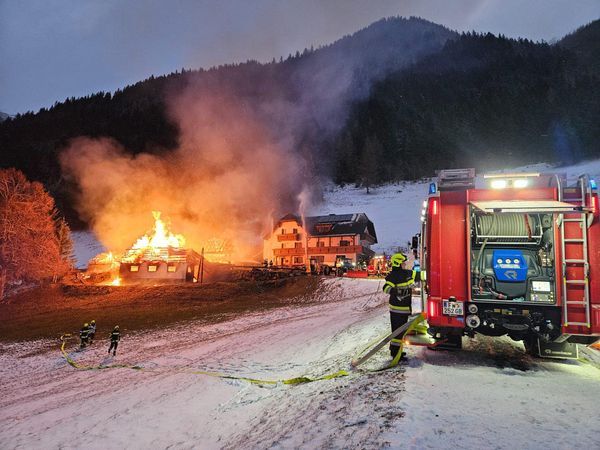 Rund 100 Feuerwehrleute bekämpften die Flammen.