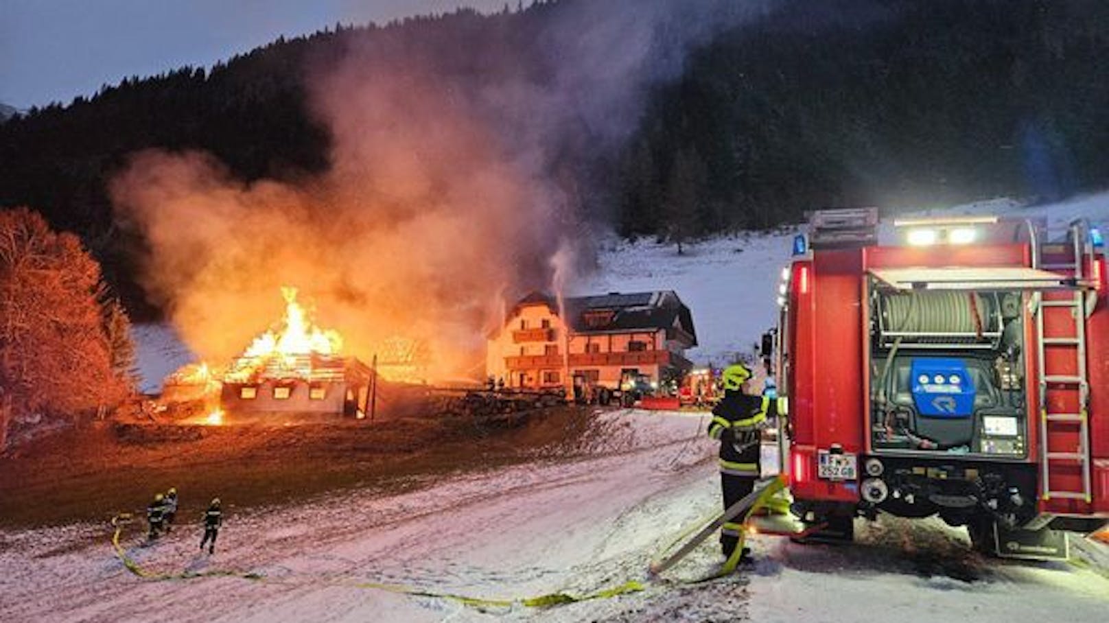 Batterie löste Brand aus – zwei Gebäude zerstört