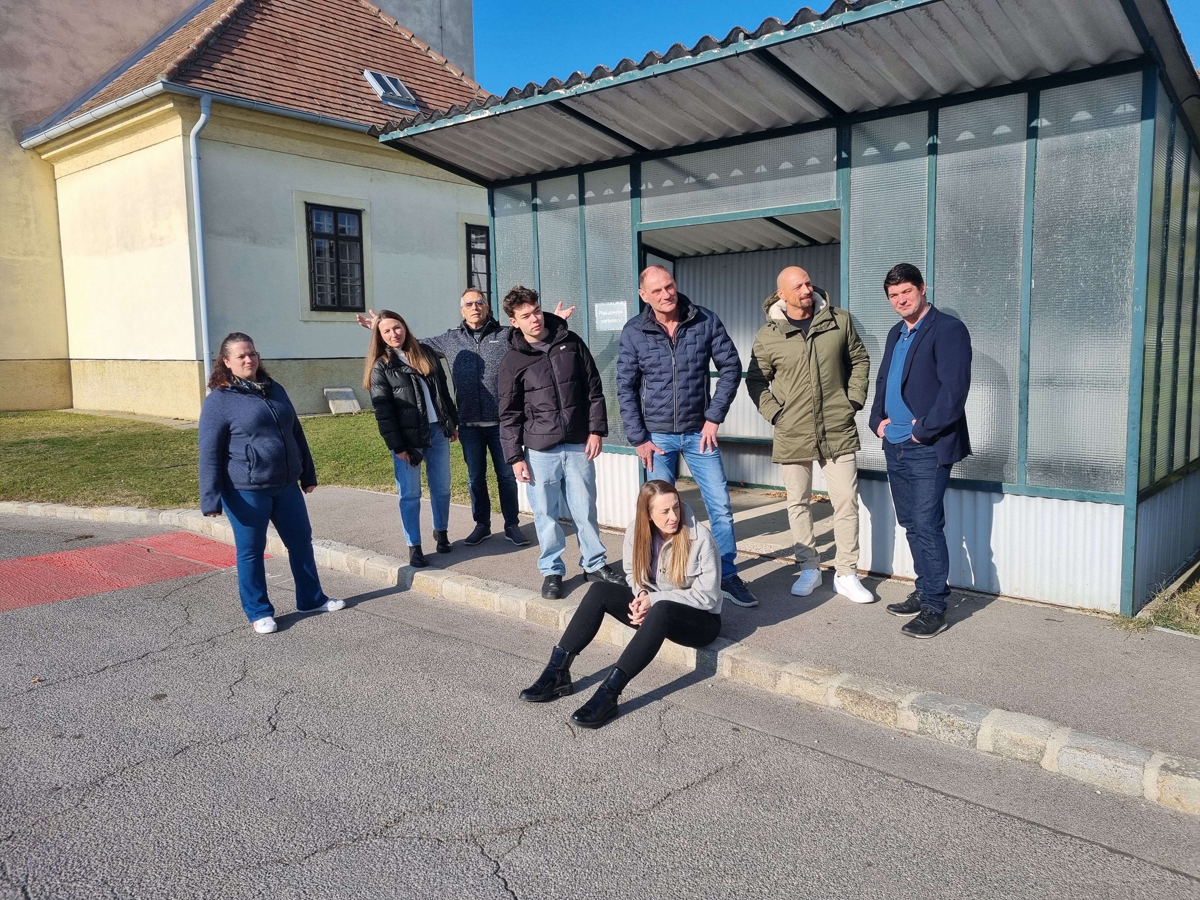 Franzensdorfer mit Ortsvorsteher Robert Nepp (3.v.r.) und Mobilitätsstadtrat Andy Vanek (3.v.l.) warten sonntags vergeblich auf einen Bus.