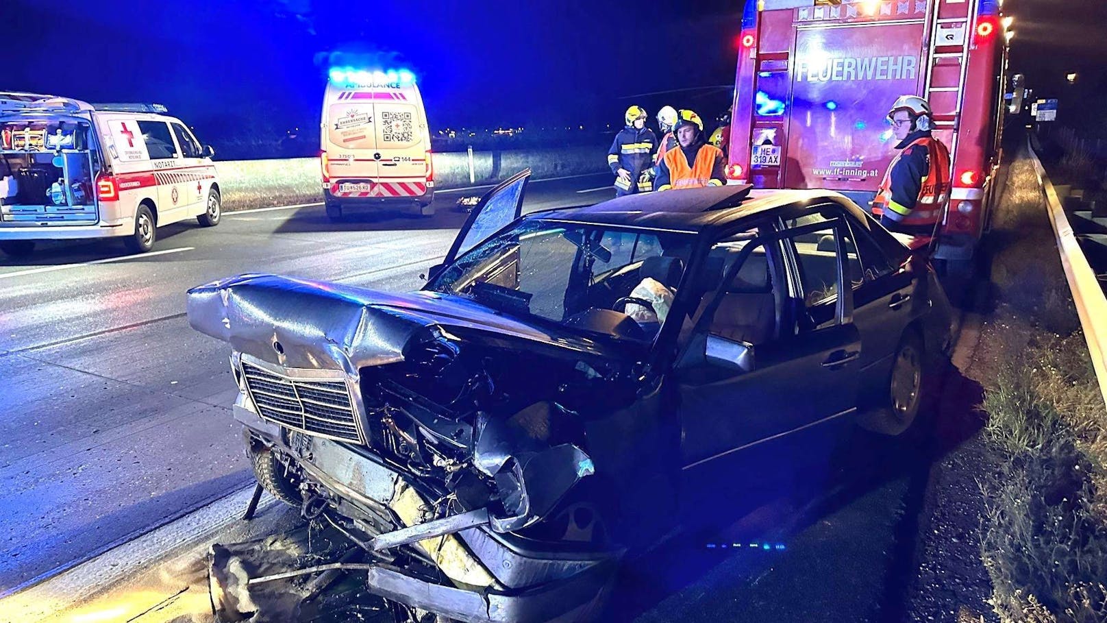 In den frühen Morgenstunden, gegen 02:00 Uhr, wurden Einsatzkräfte zu einem schweren Auffahrunfall auf der Autobahn A1 in Fahrtrichtung Salzburg bei der Ab- und Auffahrt Loosdorf alarmiert.