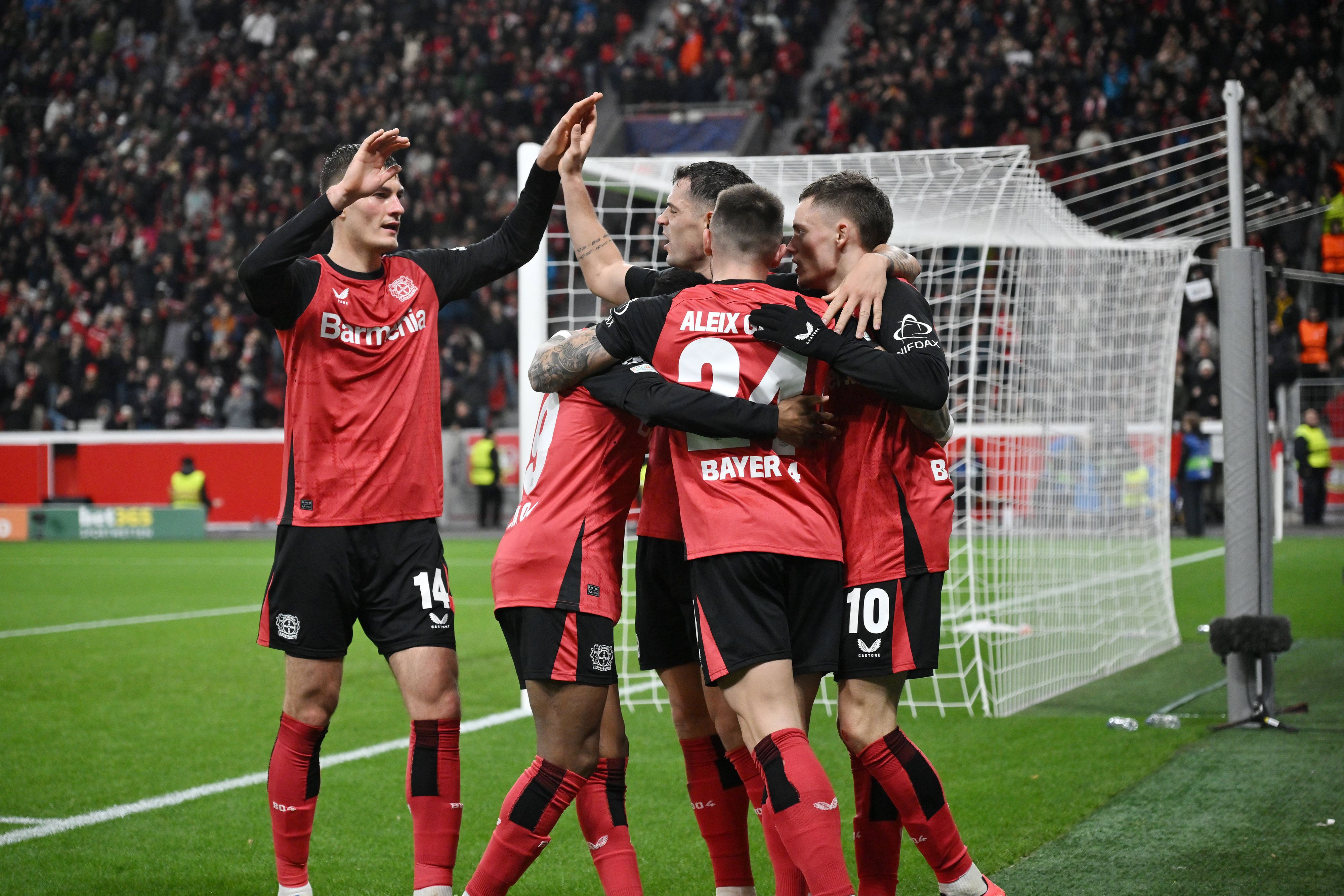 Leverkusen feiert den Kantersieg gegen Red Bull Salzburg. 