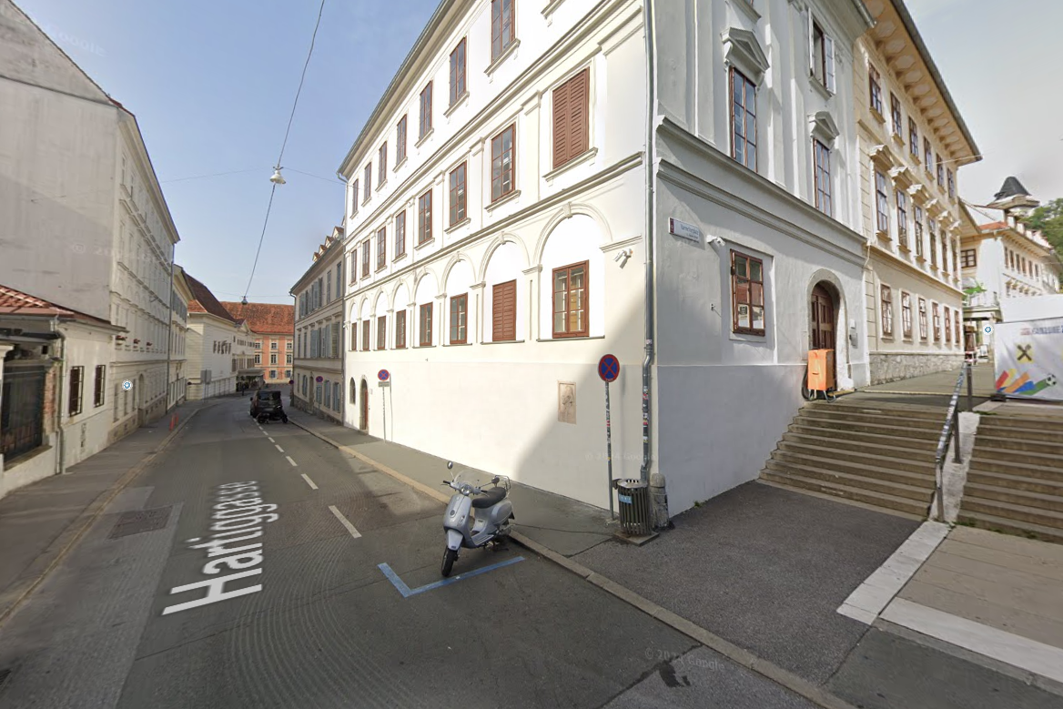 Getroffen hat es die Fassade der denkmalgeschützten ÖVP-Zentrale in der Grazer Hartiggasse. Konkret jene Wand hinter dem Moped in obiger Street-View-Aufnahme.