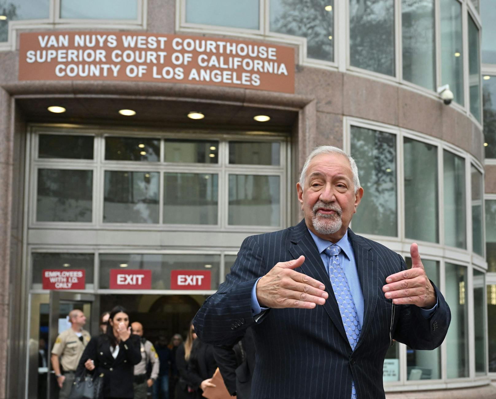 Der Verteidiger Mark Geragos spricht nach der Anhörung vor dem vor dem Van Nuys West Gericht zu den Medienvertretern. 