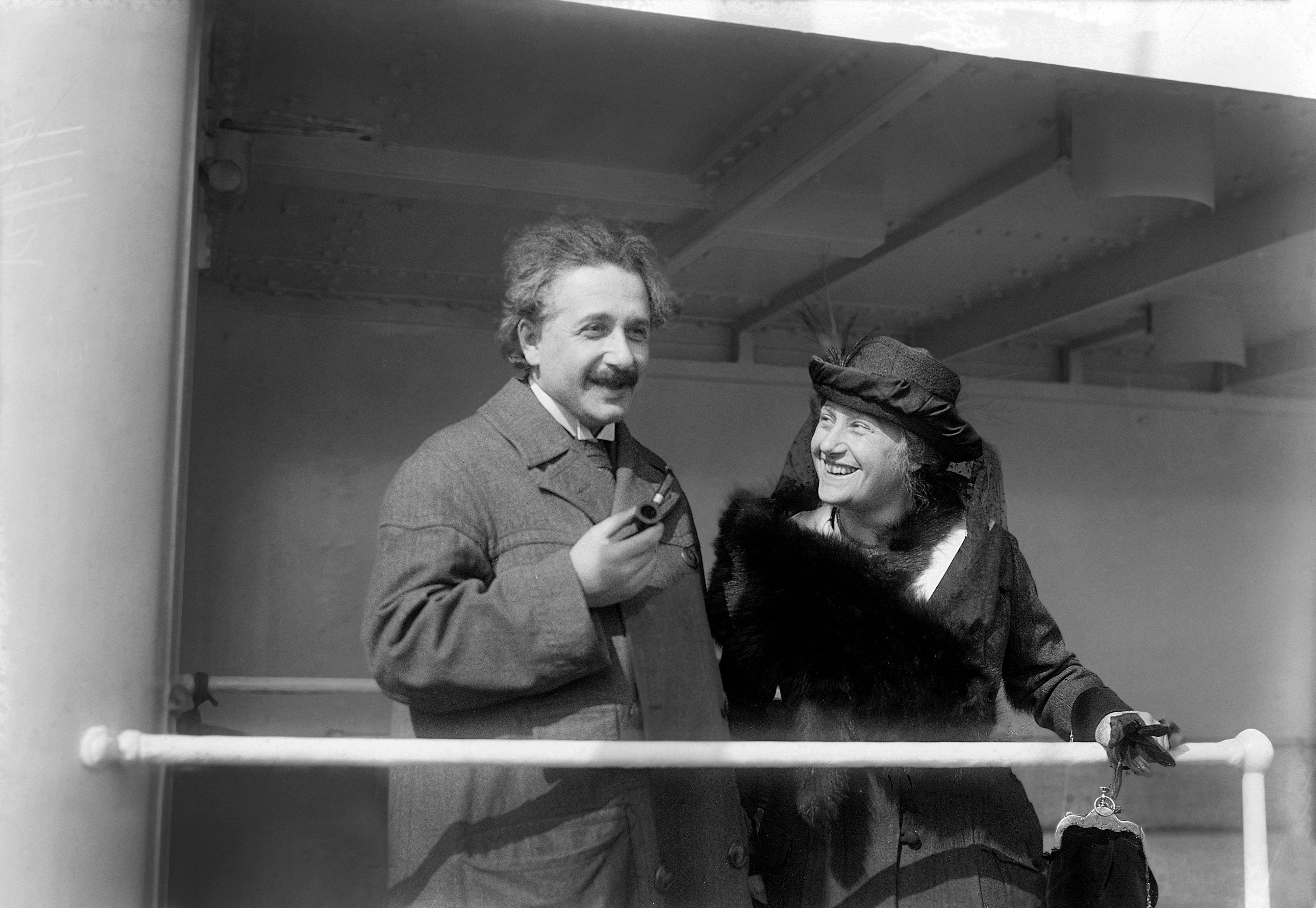 Albert Einsteins Schwäche waren scheinbar die Frauen. Er betrog seine erste Frau mit seiner Cousine Elsa (rechts im Bild), die er später auch heiratete.