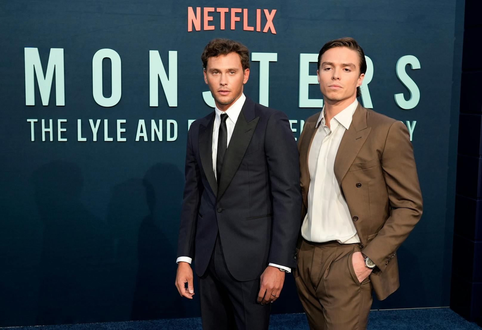 Die Netflix-Premiere über die beiden Brüder feierte am 16. September 2024 in Los Angeles Premiere. Cooper Koch (l.) and Nicholas Alexander Chavez (r.) spielen die Brüder Erik Menendez und Lyle Menendez. 