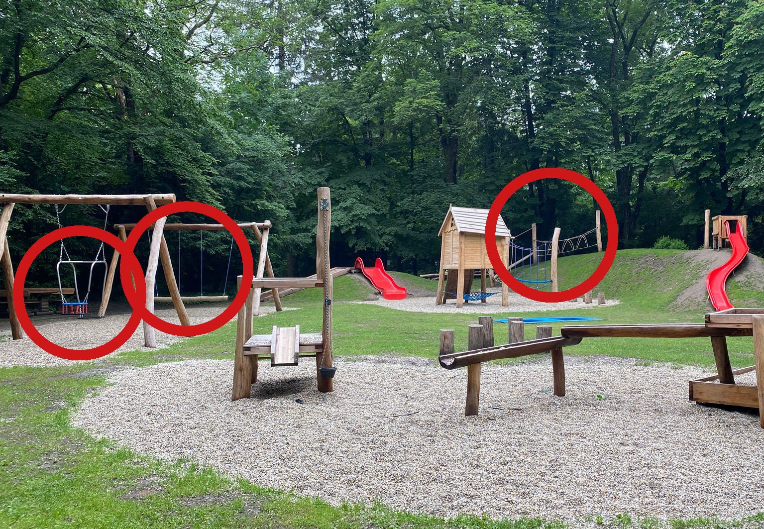 Vandalismus: Spielplatz in Neunkirchen gesperrt (Anm.: die rot markierten Spielgeräte wurden gestohlen).