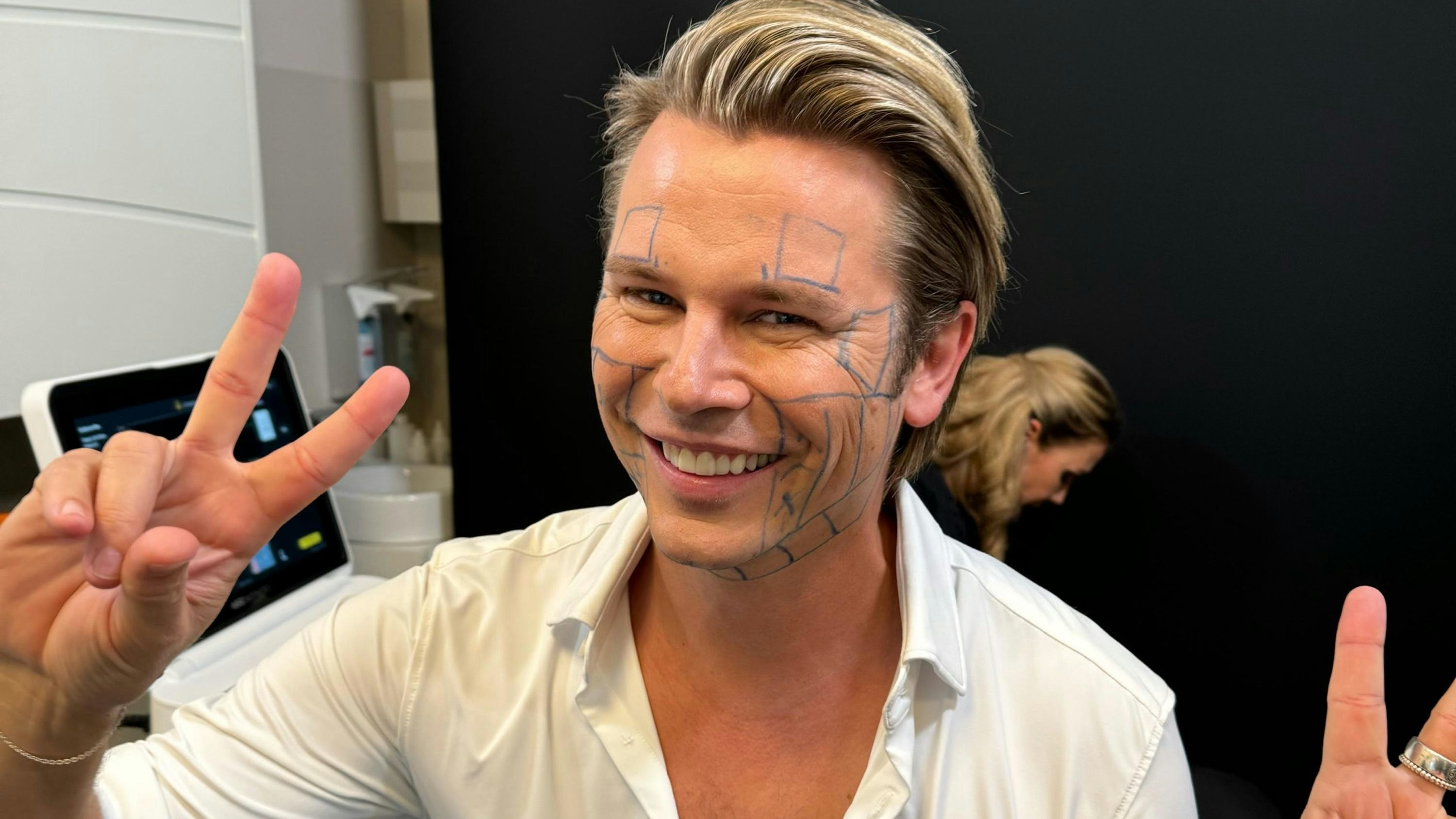 Heute.at - Adi Weiss hilft seiner Schönheit auf die Sprünge